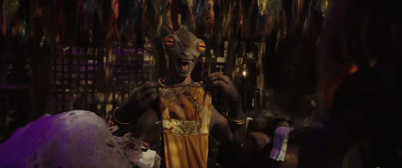 Valerian and the City of a Thousand Planets (2017) - Boulan Bathor Couturier Screen Capture #2