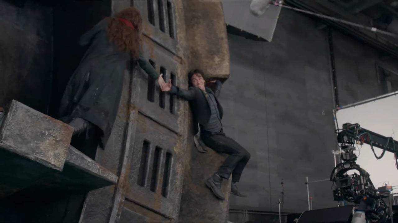Mortal Engines Featurette - A Look Inside (2018) Screen Capture #3