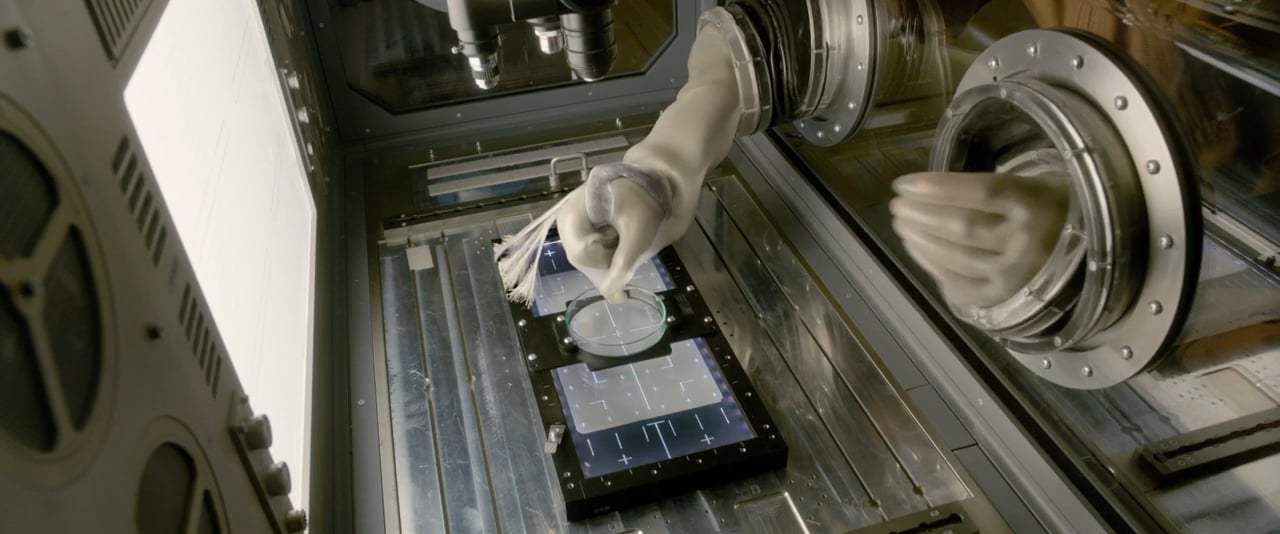 Life (2017) - Hand