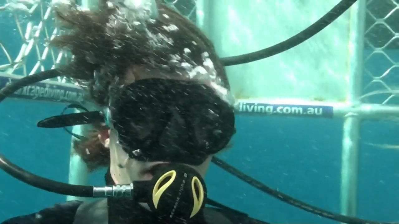 Open Water 3: Cage Dive (2017) - Hit by Wave