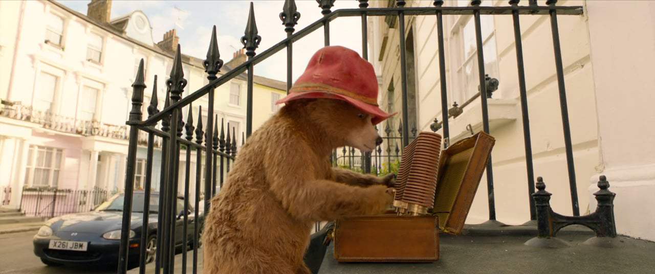 Paddington 2 (2018) - Window Washing