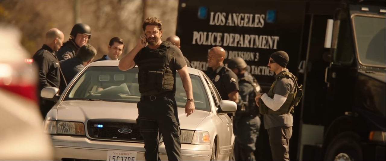 Den of Thieves (2018) - I Didn't Bring My Cuffs