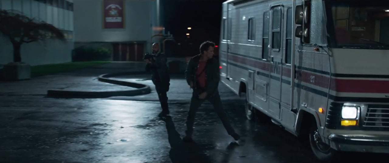 The Predator (2018) - Hunting Each Other